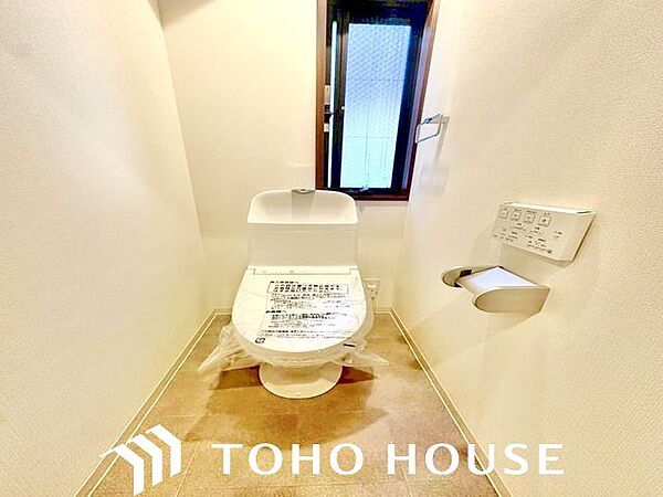換気と明るさに配慮した、清潔感溢れるトイレ。落ち着いた空間で安らぎのひとときをお過ごしいただけます。