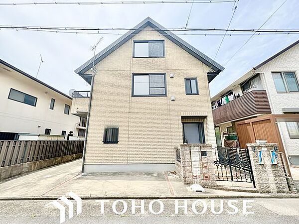 街並みに自然と馴染む色を基調とした外観は、温かみのある色合いが全体を包み、やさしい雰囲気を感じます。