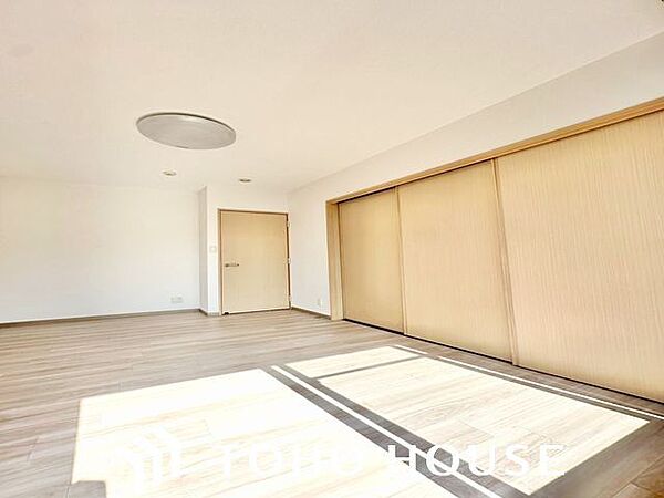 居心地のいい暮らしには欠かせない眩い採光。窓からこの空間に降り注ぐ採光が絶えません。