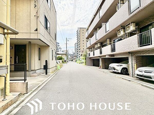 前面の道路は通行の際に余裕がある広さです。