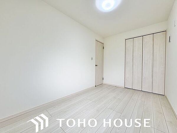 充分な収納スペースを確保。居室内に余計な家具を置く必要がないので、シンプルですっきりとした暮らし。