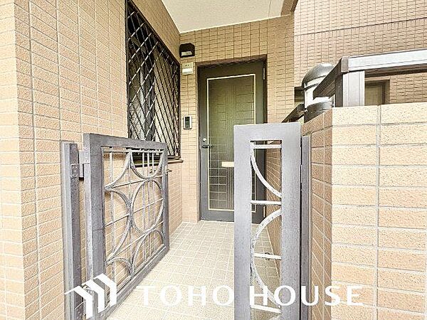 毎日出入りに使う玄関は外出する時は爽やかに、帰宅するときはホッとした空間でありたいですよね。優しく落ち着いた空間を演出しました。