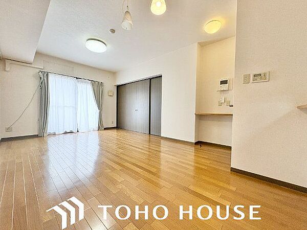 光と風があふれる開放的なリビングダイニング。明るく穏やかな空気のなかで飲んだり、食べたり、笑ったり。