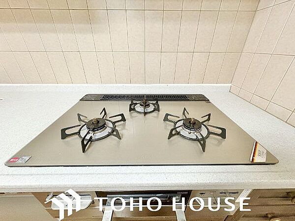 忙しいときでも一度にたくさんの料理が作れる3口コンロ。使い勝手の良さを考えました。