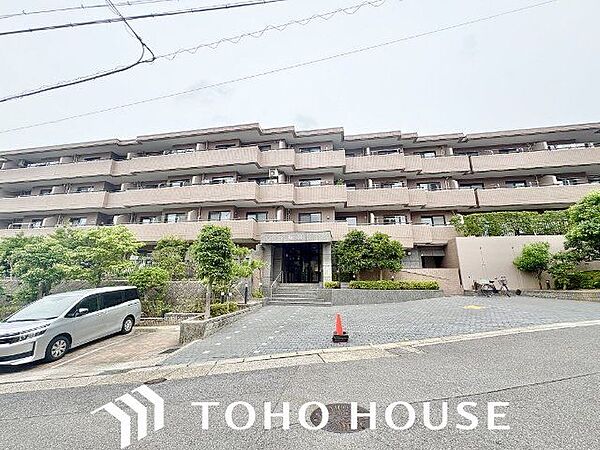 いくつもの季節が過ぎ去り、人々の想い出を見守り続けて来た本邸宅。人生を楽しむための住まいになりました。