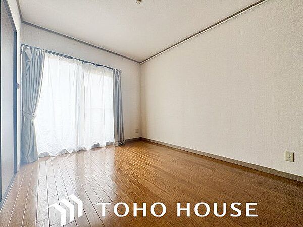 大きな窓からたっぷりと陽光が注がれる明るい空間。一日の疲れを癒してくれる洋室。時を忘れて過ごす空間。