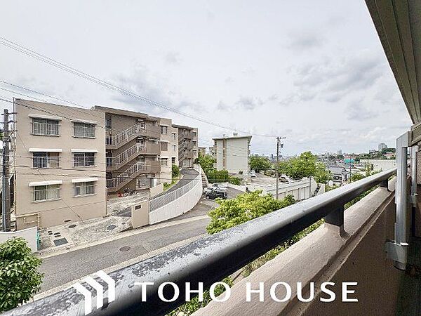 街のにぎわいからほど良く離れ、静かに過ごせる環境は閑静な住宅街ならでは。開放的な眺望が魅力です。
