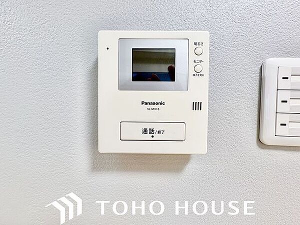 モニター付インターホンあり。急な来客でも室内から顔が確認できると安心です。