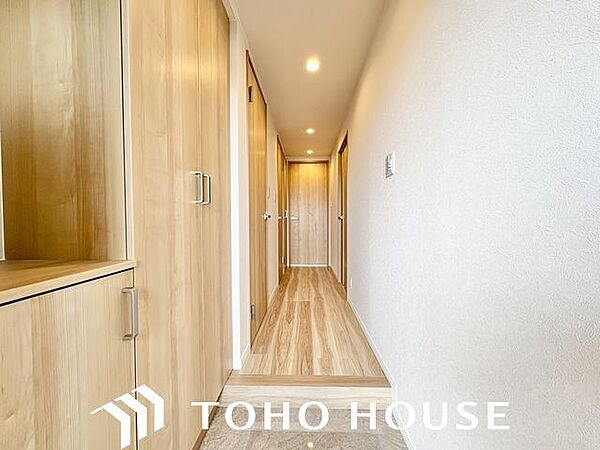 住まいの顔となる玄関は、落ち着きと華やぎの満ちた空間に。ご家族の「行ってきます」「ただいま」を見守り続けます。