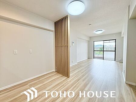 光と風があふれる開放的なリビングダイニング。明るく穏やかな空気のなかで飲んだり、食べたり、笑ったり。