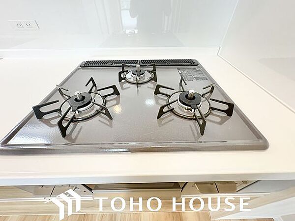 忙しいときでも一度にたくさんの料理が作れる3口コンロ。使い勝手の良さを考えました。