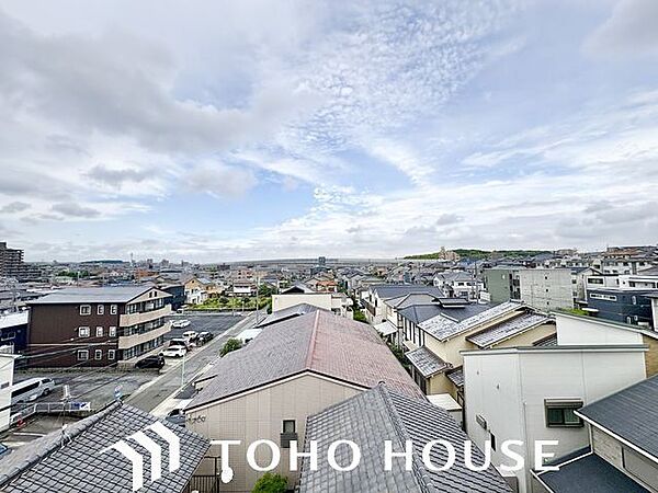 暮らしの中で光と風を演出してくれるバルコニー、見事なまでの開放的な空間を演出してくれます。