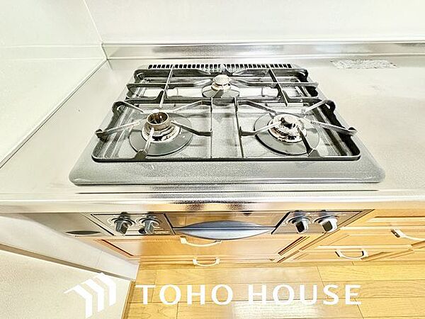 忙しいときでも一度にたくさんの料理が作れる3口コンロ。使い勝手の良さを考えました。