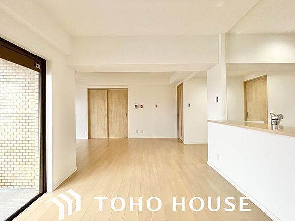 光と風があふれる開放的なリビングダイニング。明るく穏やかな空気のなかで飲んだり、食べたり、笑ったり。