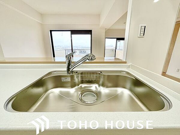 大きな調理器具や食器類もゆったり洗えるシンクです。