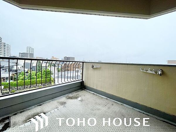 広々としたバルコニーに出た時には、頬をなでる優しい風を感じることが出来ます。洗濯物も十分に干すことが出来ます。