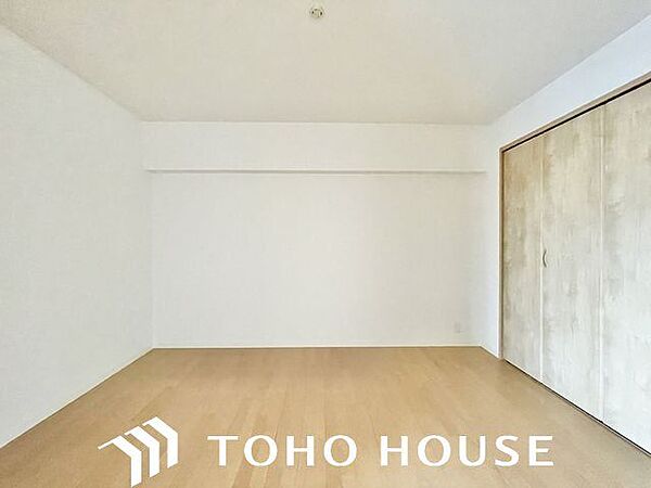 ナチュラルカラーのフローリングのお部屋は、温かみを感じさせリラックスをもたらす効果があります。