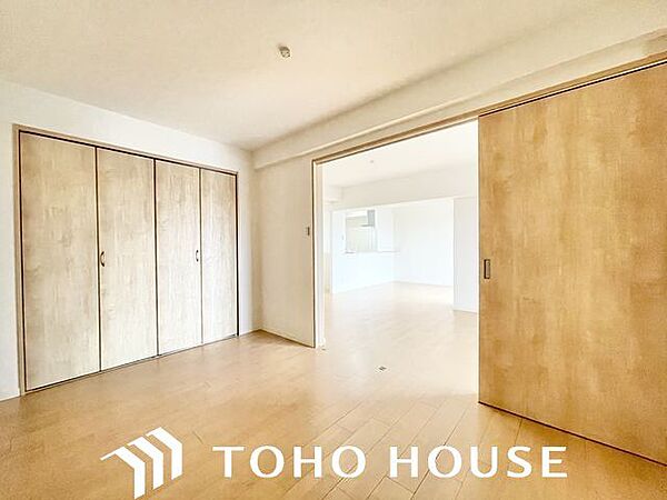 ナチュラルカラーのフローリングのお部屋は、温かみを感じさせリラックスをもたらす効果があります。