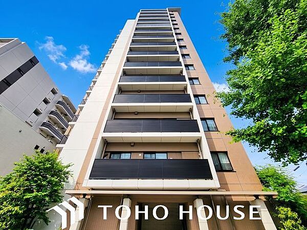 陽射しとともに、少しづつ装いを変える街の景観から、この街ならではの美しい風景とここから紡がれる物語。（空の加工を生成AIで行っています。）