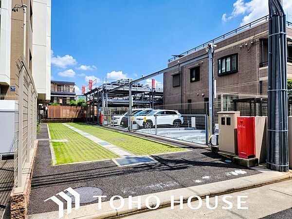 敷地内駐車場（空の加工を生成AIで行っています。）