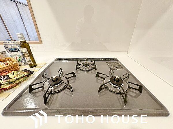 忙しいときでも一度にたくさんの料理が作れる3口コンロ。使い勝手の良さを考えました。