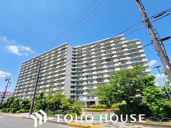 住む人がいつまでも心地良さを感じ続けられる多様な住空間を創造します。 （空の加工を生成AIで行っています。）