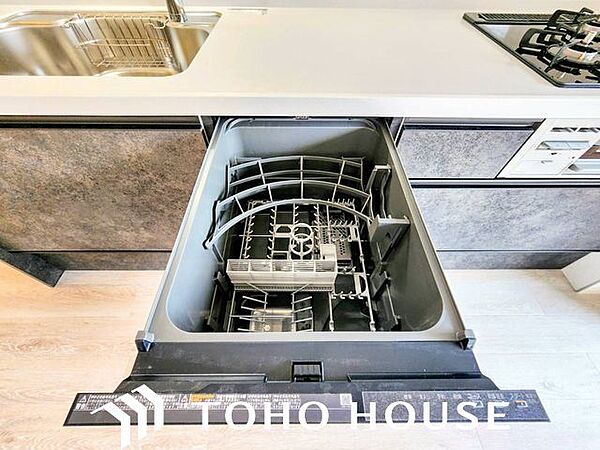 ビルトイン食洗機は作業台が広く使え、見た目もスッキリ。節水や節電も充実して家事の手助けをしてくれます。
