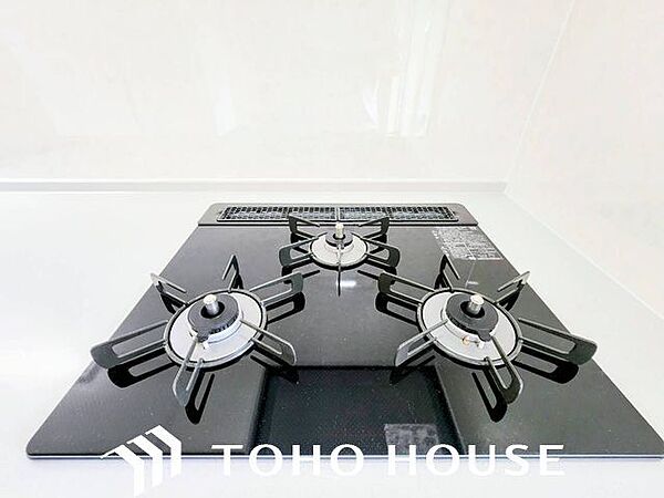 忙しいときでも一度にたくさんの料理が作れる3口コンロ。使い勝手の良さを考えました。