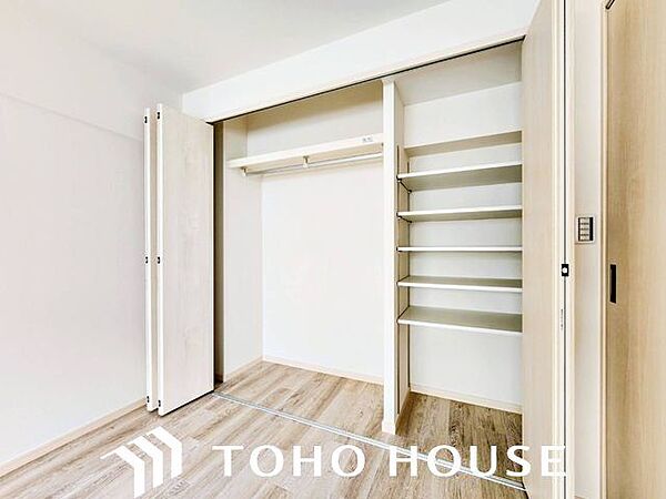 充分な収納スペースを確保。居室内に余計な家具を置く必要がないので、シンプルですっきりとした暮らし。