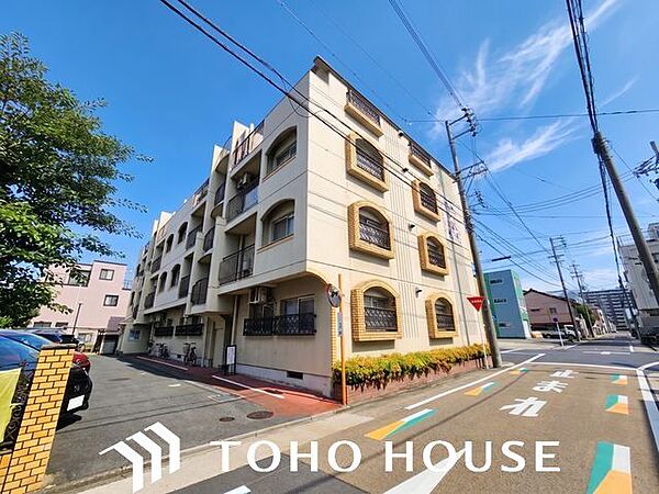 爽やかな青空の下に贅沢なほどに降り注ぐ陽光、豊かな居住性。クオリティが見事に調和した住空間。（空の加工を生成AIで行っています。）