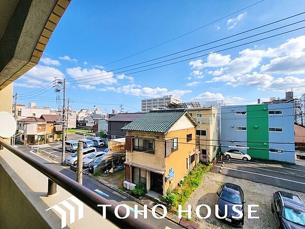 暮らしの中で光と風を演出してくれるバルコニー、見事なまでの開放的な空間を演出してくれます。（空の加工を生成AIで行っています。）