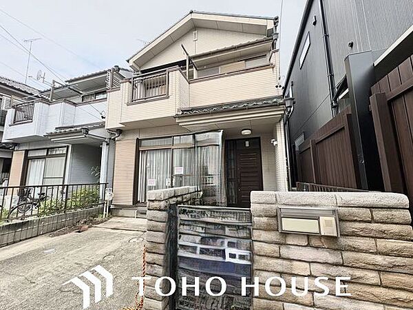 シンプルで落ち着いた印象の外観。玄関まわりは外観デザインの印象を左右します。ご家族の個性を出しながら、魅力溢れる素敵なお住まいでお客様をお出迎えしてください。