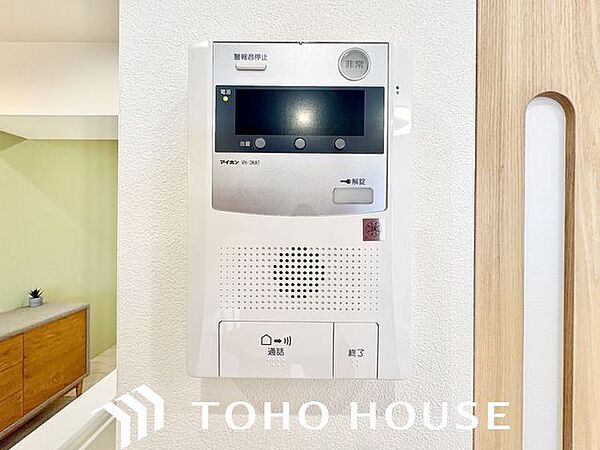 モニター画面で訪問者の顔を確認しながら会話ができる、不審者対策にも有効なインターホンです。