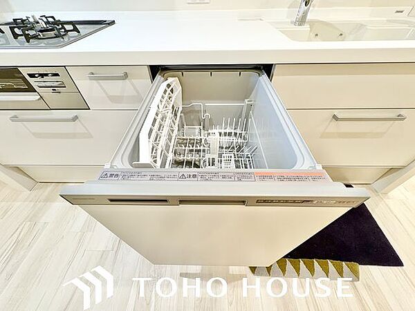 ビルトイン食洗機は作業台が広く使え、見た目もスッキリ。節水や節電も充実して家事の手助けをしてくれます。
