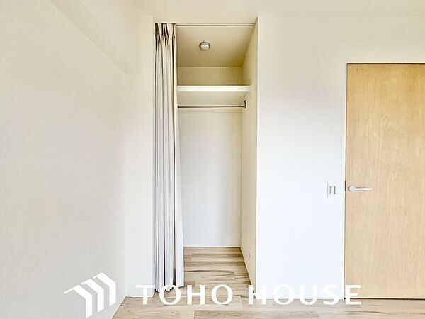 充分な収納スペースを確保。居室内に余計な家具を置く必要がないので、シンプルですっきりとした暮らし。