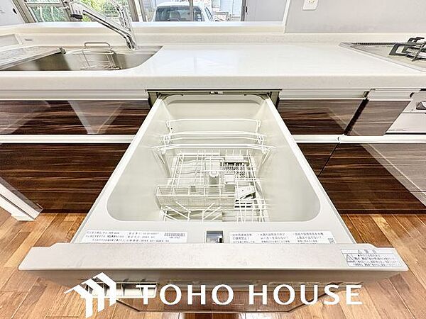 ビルトイン食洗機は作業台が広く使え、見た目もスッキリ。節水や節電も充実して家事の手助けをしてくれます。
