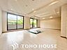洋室：大きな窓からたっぷりと陽光が注がれる明るい空間。一日の疲れを癒してくれる洋室。時を忘れて過ごす空間。