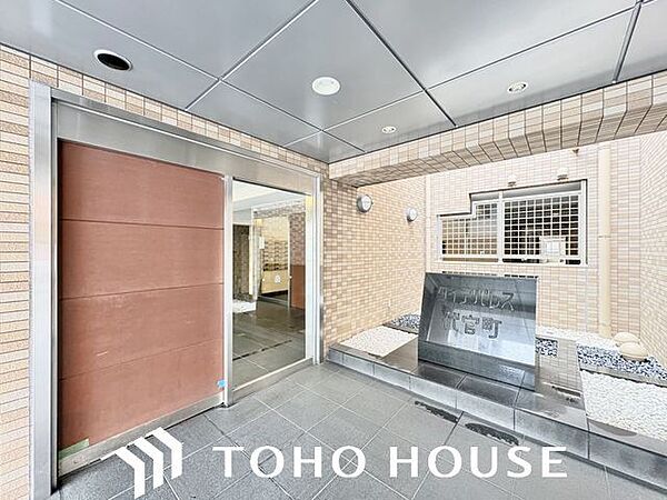 外と内をつなぐエントランスは、まさに顔となる場所。シンプルながらも上質な空間を作り出します。