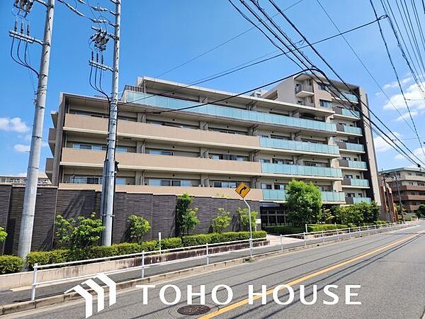 おしゃれな雰囲気や自然の潤い、親しみやすさといった個性を、街に新たな価値をもたらし続けてくれます。（空の加工を生成AIで行っています。）