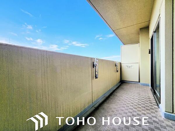 さまざまな表情の景色を眺めながら、くつろぎのひと時をお過ごし頂けます。（空の加工を生成AIで行っています。）