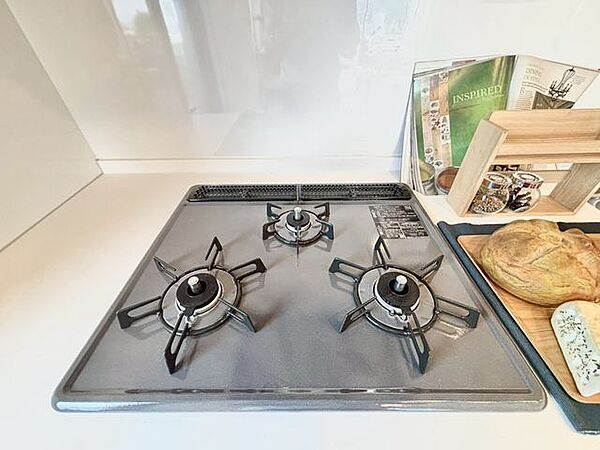 忙しいときでも一度にたくさんの料理が作れる3口コンロ。使い勝手の良さを考えました。