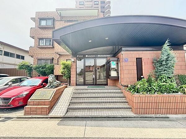 外と内をつなぐエントランスは、まさに顔となる場所。シンプルながらも上質な空間を作り出します。