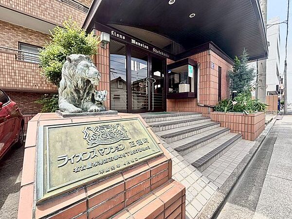 存在感のあるマンション名プレートは、落ち着きのある温かな空間を演出します。家族が笑顔になれる住まいへ。