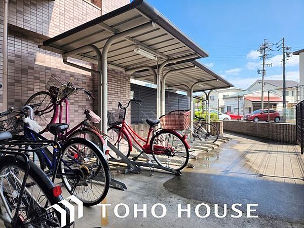 敷地内駐輪場（空の加工を生成AIで行っています。）