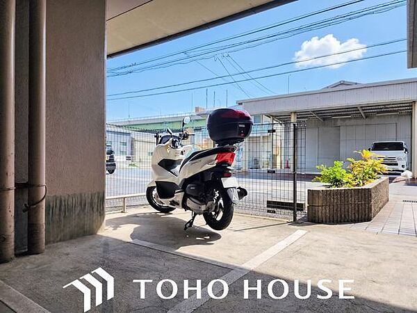 敷地内バイク置き場（空の加工を生成AIで行っています。）