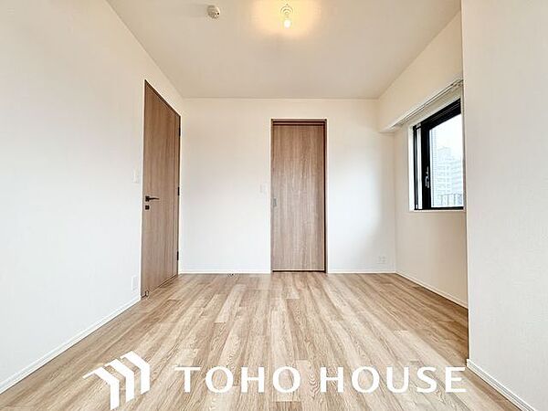 住まう方自身でカスタマイズして頂けるように「シンプル」にデザインされた室内。