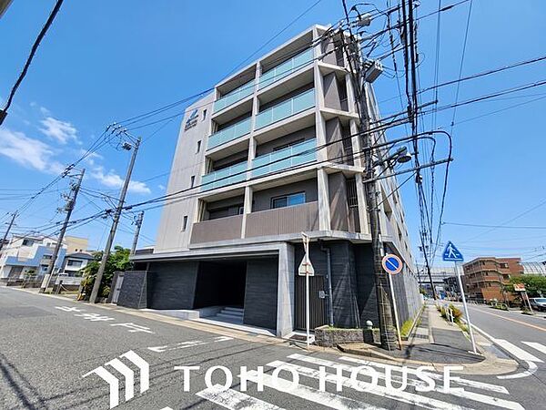 陽射しとともに、少しづつ装いを変える街の景観から、この街ならではの美しい風景とここから紡がれる物語。（空の加工を生成AIで行っています。）