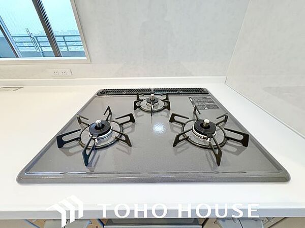忙しいときでも一度にたくさんの料理が作れる3口コンロ。使い勝手の良さを考えました。