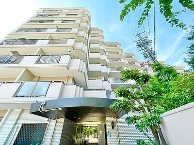 外観:爽やかな青空の下に贅沢なほどに降り注ぐ陽光、豊かな居住性。クオリティが見事に調和した住空間。 外観:爽やかな青空の下に贅沢なほどに降り注ぐ陽光、豊かな居住性。クオリティが見事に調和した住空間。