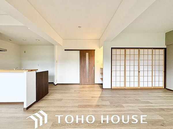 家族の温かさと陽光の暖かさ、楽しい毎日と明るい未来を予感させる「空間が織り成すひとつ先の住み心地」
